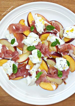 Une photo de Salade nectarine buratta