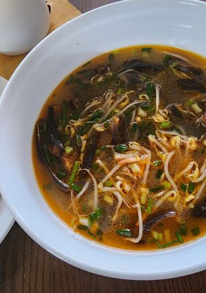 Hình của món Canh rong chile (tảo xoắn chile), giá đỗ.