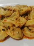 Tortellini ripieni di Carne con Olio, Aglio, Peperoncino e Pomodoro