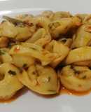 Tortellini ripieni di Carne con Olio, Aglio, Peperoncino e Pomodoro