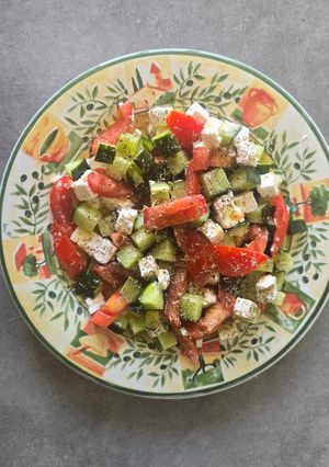 Une photo de Salade aux tomates, concombre et feta