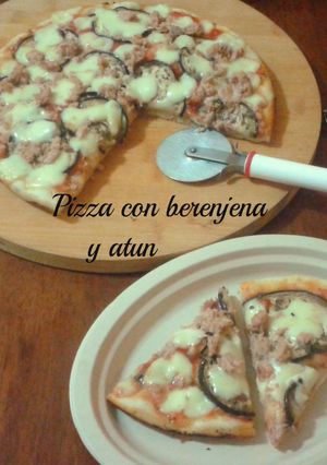 Una foto de Pizza con berenjena y atún