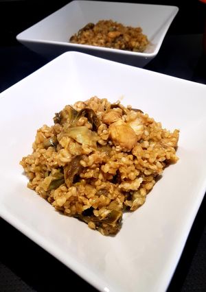 Foto principal de Arroz integral con rape, ajetes y alcachofas (para vagos)