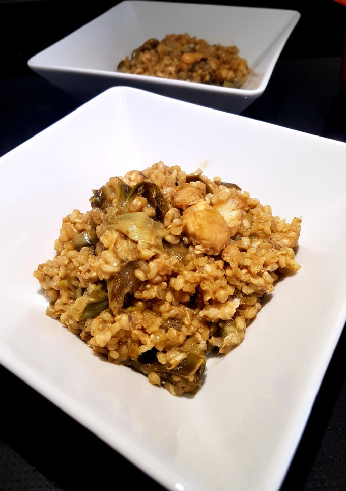 Una foto de Arroz integral con rape, ajetes y alcachofas (para vagos)