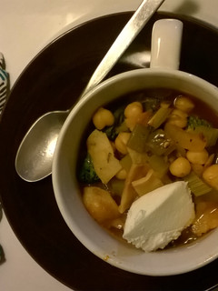 Una foto de Sopa de tortilla con garbanzos