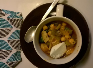 Una foto de Sopa de tortilla con garbanzos