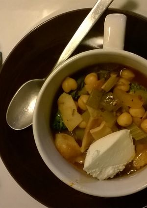 Una foto de Sopa de tortilla con garbanzos
