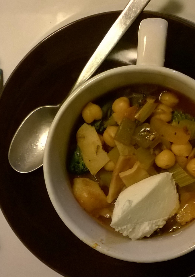 Una foto de Sopa de tortilla con garbanzos