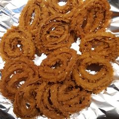 A picture of Jowari and maida chakli.