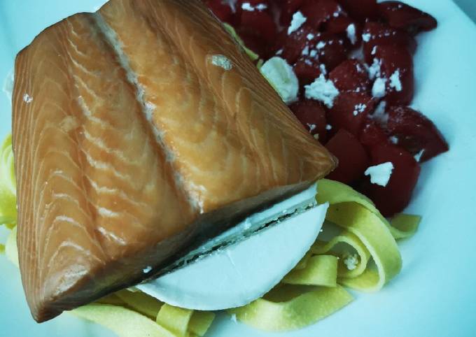 Lachs und Ziegenkäse auf Bandnudeln mit Tomaten