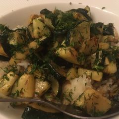 A picture of Fried garlic rice with zucchini (v) 🧄.
