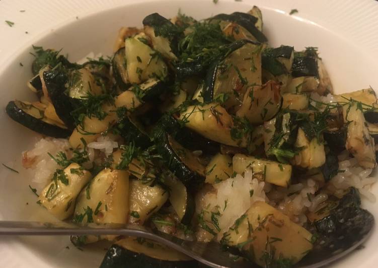 Recipe of Award-winning Fried garlic rice with zucchini (v) 🧄