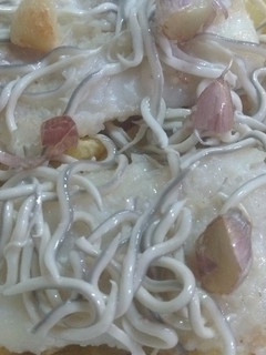 Una foto de Bacalao con patatas y gulas al ajillo