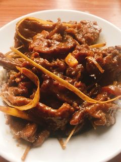 Hình của món Gân bò kho gừng sả.