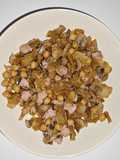 Garbanzos con col, champiñones y salchichas de pollo
