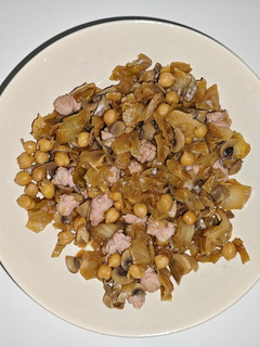Una foto de Garbanzos con col, champiñones y salchichas de pollo