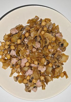 Una foto de Garbanzos con col, champiñones y salchichas de pollo