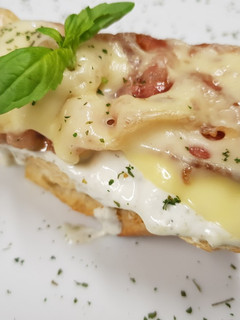 Una foto de Tosta de quesos, bacon y miel🧀🧀