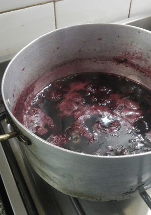 Una foto de Dulce a base de vino tinto con frutillas