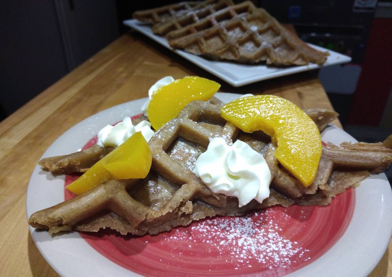 Waffles de coco con duraznos