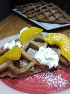 Una foto de Waffles de coco con duraznos