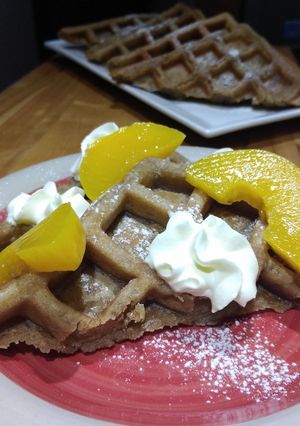 Una foto de Waffles de coco con duraznos