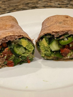 Una foto de 🌯 BURRITOS CON TORTILLA DE TRIGO 🍅🥬 🥑