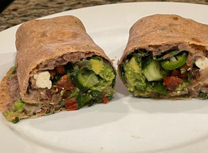 Una foto de 🌯 BURRITOS CON TORTILLA DE TRIGO 🍅🥬 🥑