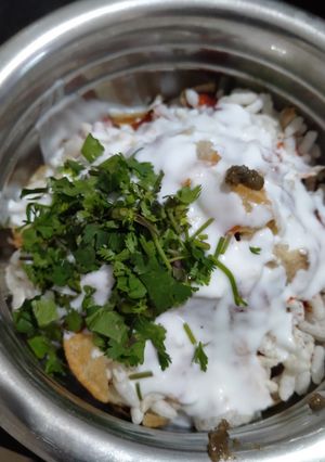 સ્પ્રાઉટેડ મગ દહીં ચાટ(Sprouted mung dahi chat recipe in Gujarati) રેસીપી મુખ્ય ફોટો