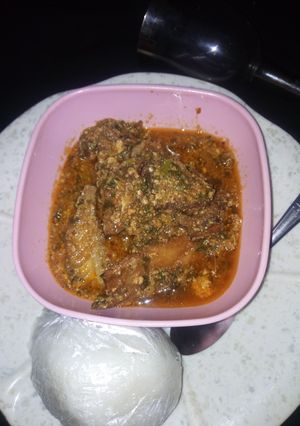 Tuwo with miyar Egusi ainihin hoton girkin