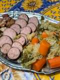 Potée au chou, saucisse de morteau, lard, carottes et navets