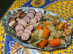 Une photo de Potée au chou, saucisse de morteau, lard, carottes et navets