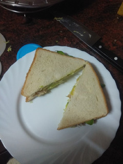 Una foto de Sandwich vegetal con pollo asado, aguacate y mayonesa