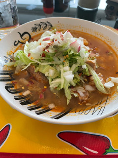 Una foto de Pozole de chipotle con puerco