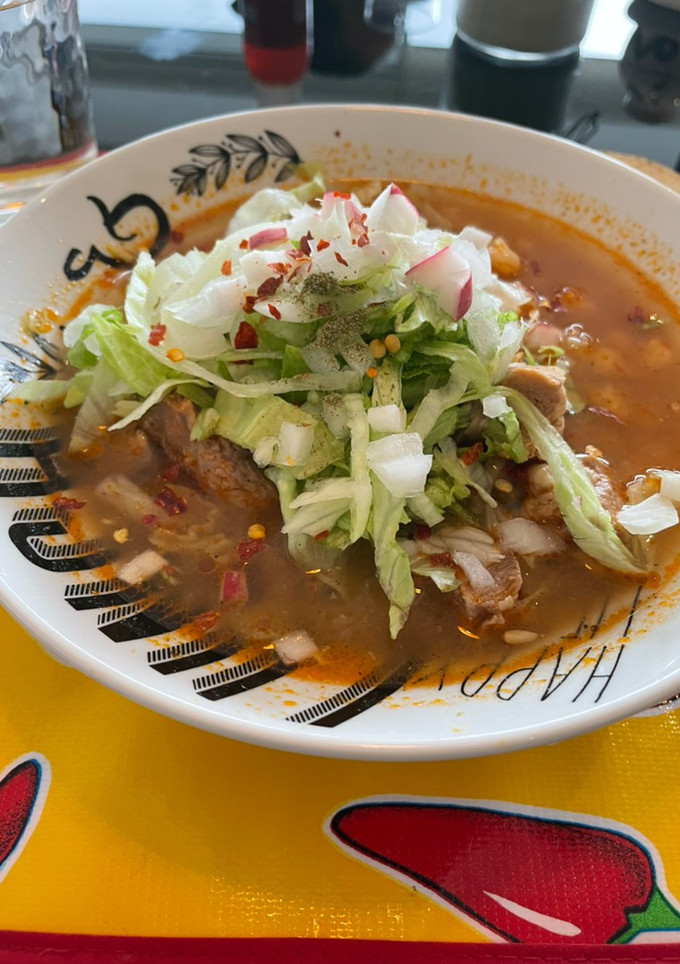 Una foto de Pozole de chipotle con puerco