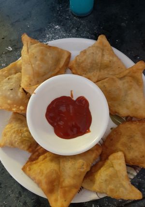 A picture of Alu samosa.