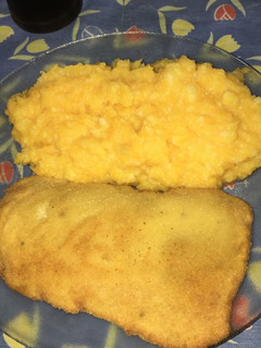 Una foto de Puré mixto con milanesa