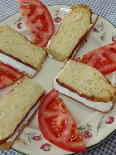 Foto principal de Tostas de queso crema, tortilla de patatas y tomate