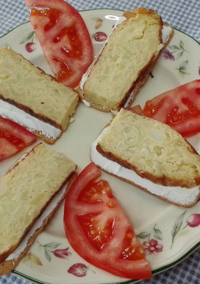 Una foto de Tostas de queso crema, tortilla de patatas y tomate