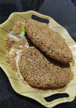 صورة لوصفة عجوه (تمر) بالسمسم 😋