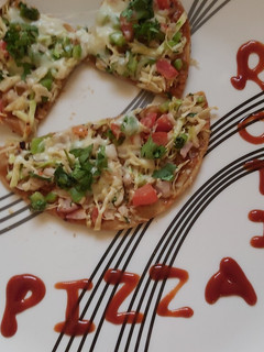 રોટી પીઝા (Roti Pizza Recipe In Gujarati) રેસીપી મુખ્ય ફોટો