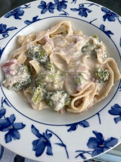 Una foto de Pasta con nata y brócoli