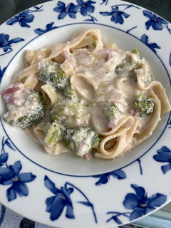 Una foto de Pasta con nata y brócoli