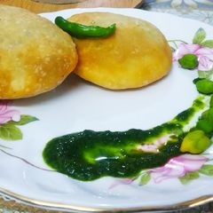 A picture of Hare chole ki kachori.