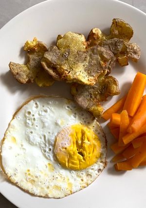 Foto resep Healthy breakfast: egg, potato and carrot