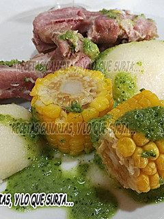 Una foto de Papas con piñas y costillas