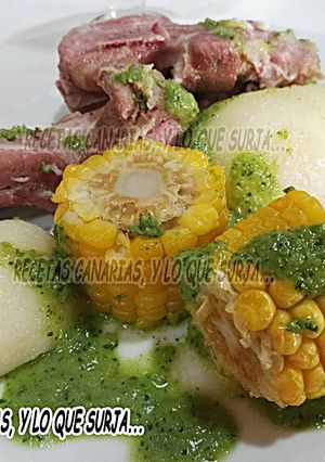 Una foto de Papas con piñas y costillas