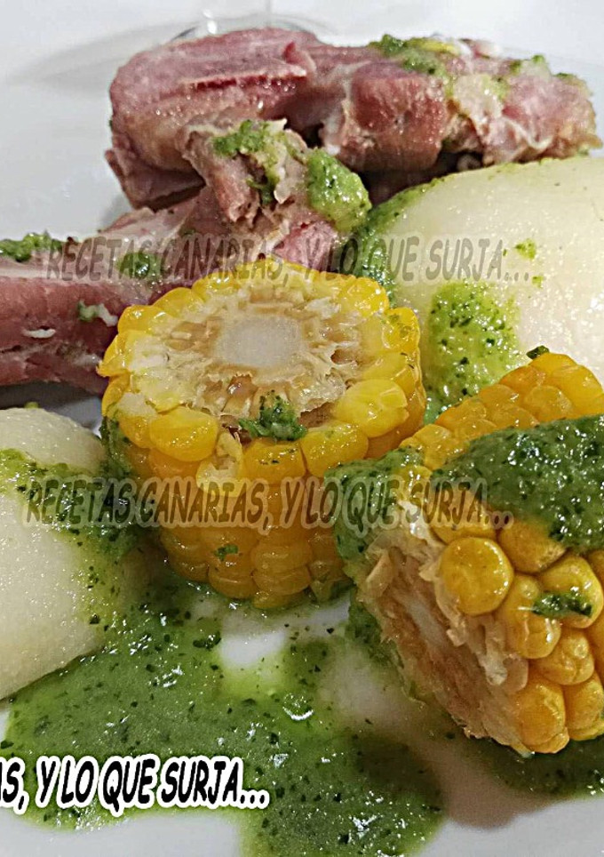 Una foto de Papas con piñas y costillas