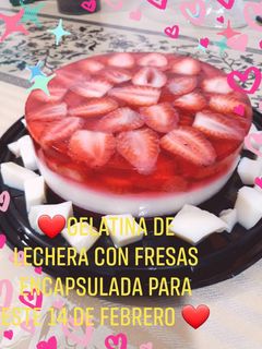 Una foto de Gelatina de lechera con fresas encapsuladas!!!