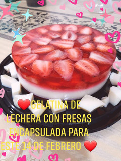 Una foto de Gelatina de lechera con fresas encapsuladas!!!